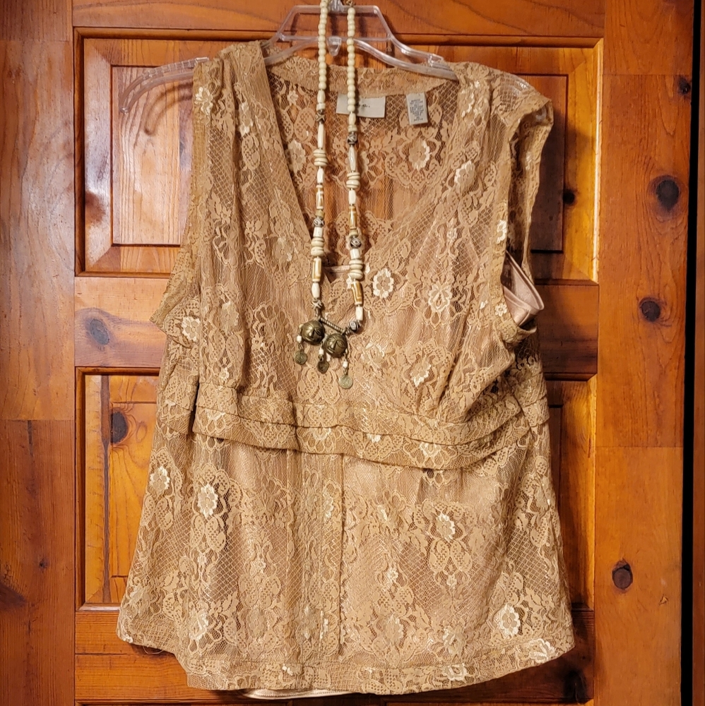 💙3/$25💙i.e. SzXL Gold-tan lace floral top with cami.